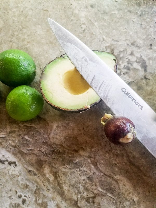How to remove avocado pit-pinchos de camarones