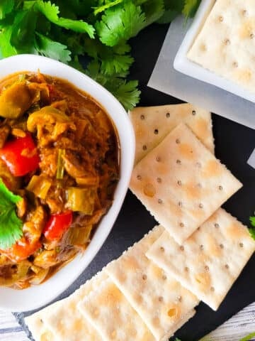 Antipasto de Atun served in a small dip bowl with a side of saltine crackers.