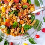 Ensalada de Pasta Fría served in a clear transparent bowl.