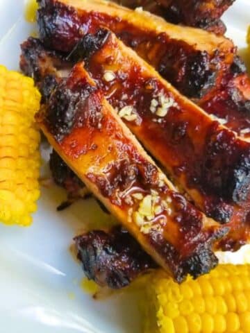 Hoison Garlic Baby Back Ribs with Corn on the Cob on a white platter.
