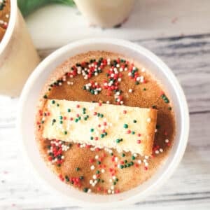 Frozen limber de bizcocho in a 9 ounce cup topped with a piece of pound cake and sprinkles.