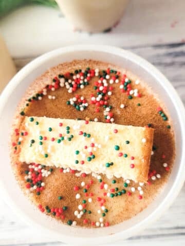 Frozen limber de bizcocho in a 9 ounce cup topped with a piece of pound cake and sprinkles.