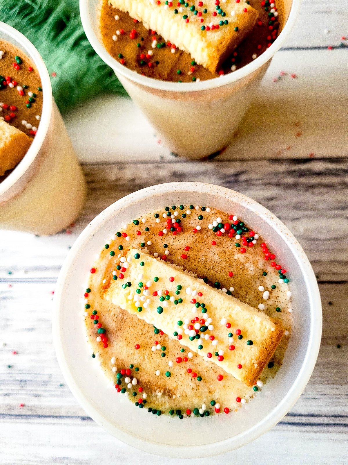 Frozen limber de bizcocho in a 9 ounce cup topped with a piece of pound cake and sprinkles.