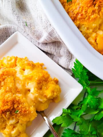 Macarrones con Queso (macaroni and cheese) baked in a casserole with a small serving on the side.