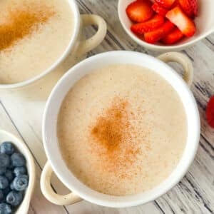 Puerto Rican Oatmeal served in small bowls and sprinkled with cinnamon.