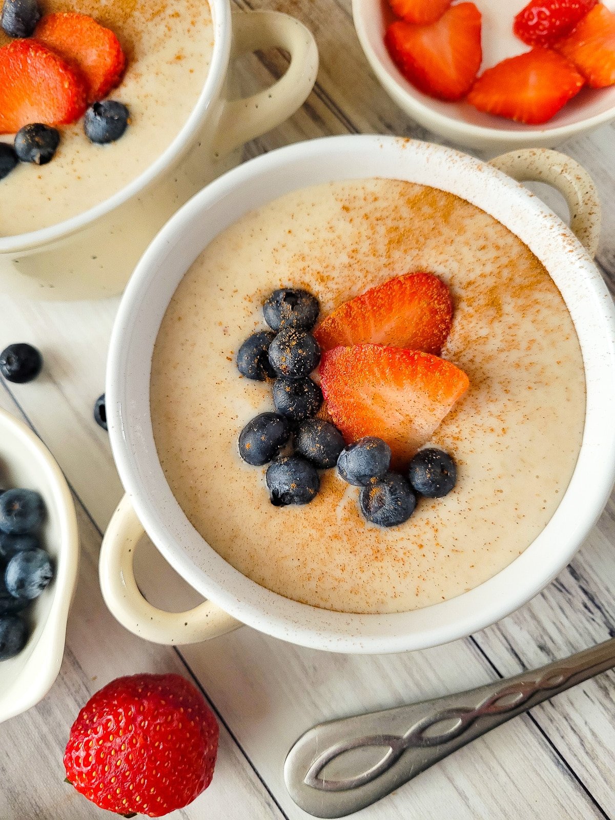 Avena Puertorriquena topped with cinnamon and fresh strawberries and blueberries.